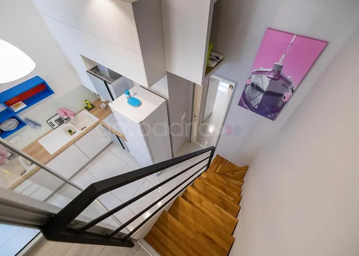 Modern Duplex Tommy 公寓